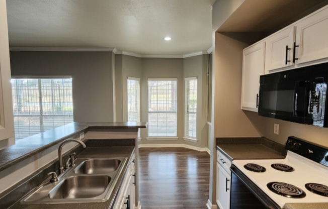 2 beds, 2 baths, 1,002 sqft, $1,795, Unit 403-u