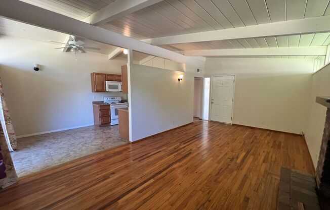 2 beds, 1 bath, 975 sqft, $2,000