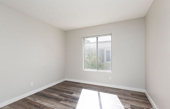 2 beds, 2 baths, $1,400, Unit Building 4