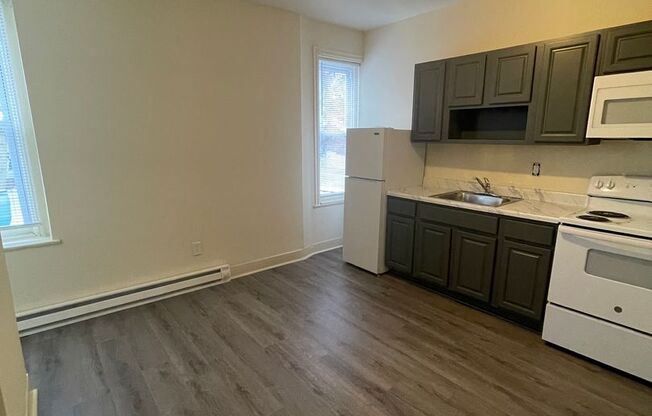 1 bed, 1 bath, 600 sqft, $900, Unit Unit 3