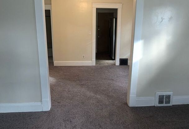 2 beds, 1 bath, $1,200, Unit Up