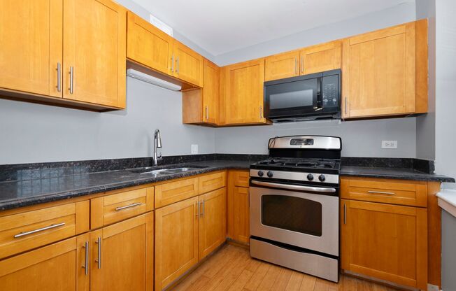 3 beds, 1 bath, $1,550, Unit 6156-3C