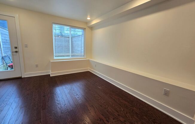 Modern Bright bi level 2 bed 2 bath apartment with private outdoor space