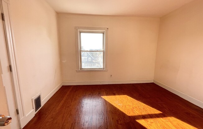 3 beds, 1 bath, $3,200, Unit 3