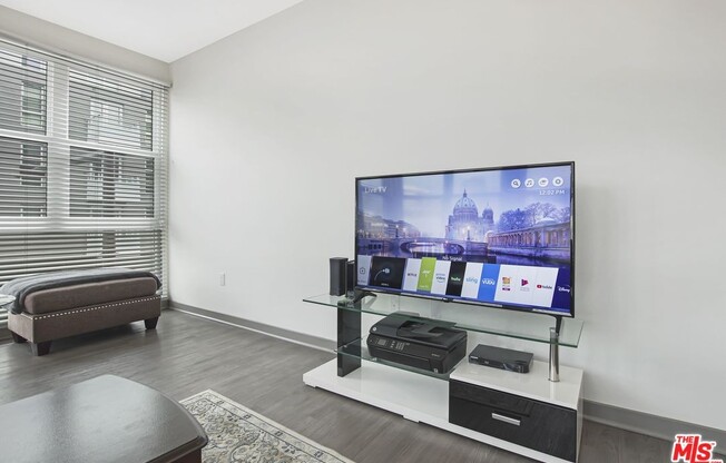 200 W Wilson AVE