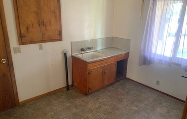 4 beds, 2 baths, $1,600