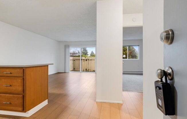 1 bed, 1 bath, 547 sqft, $1,300, Unit 8