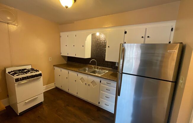 1 bed, 1 bath, $735, Unit 413 9th Street Up