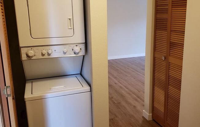 2 beds, 1 bath, $2,600, Unit 408