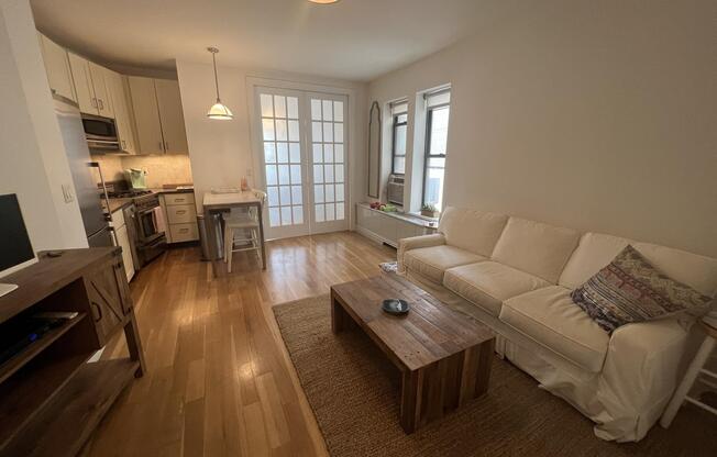 295 W 11 ST