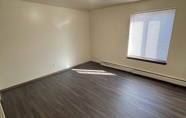 2 beds, 1 bath, 800 sqft, $999, Unit Custer-217