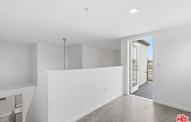 4980 S CENTINELA AVE