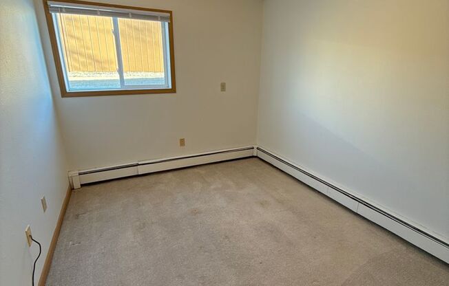 2 beds, 1 bath, $800, Unit 5