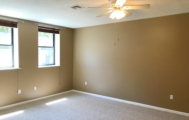 1 Bed 1 Bath, high ceilings, washer/dryer in unit, Off St parking, Roof Deck! Close to T. Central Air & Heat