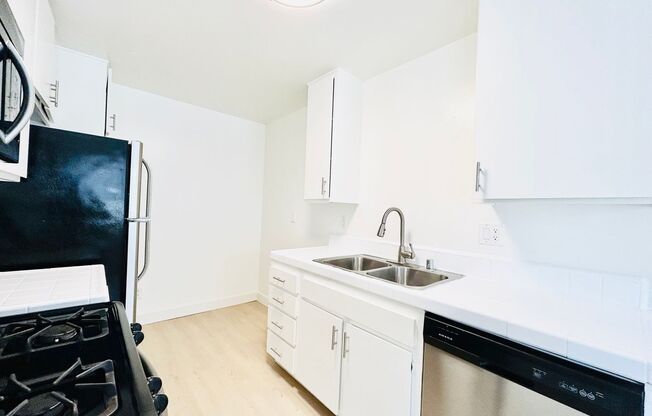 1 bed, 1 bath, $2,395, Unit 19