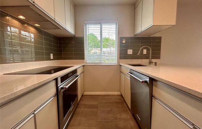8907 Tronewood #D