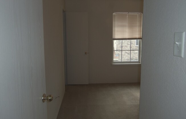 2 beds, 1.5 baths, 900 sqft, $850, Unit C