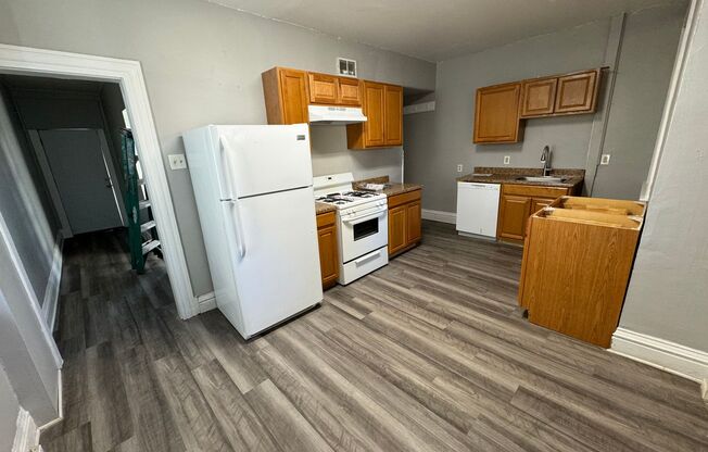 2 beds, 1 bath, $1,295