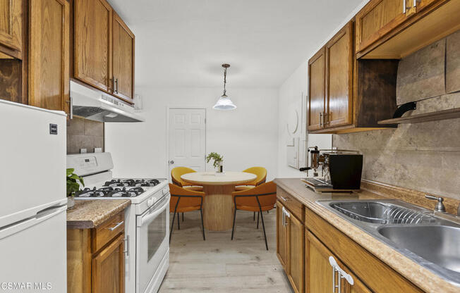 8800 Cedros Ave #125