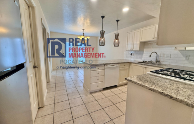 3 Bed 1.5 Bath townhouse - 1 car garage