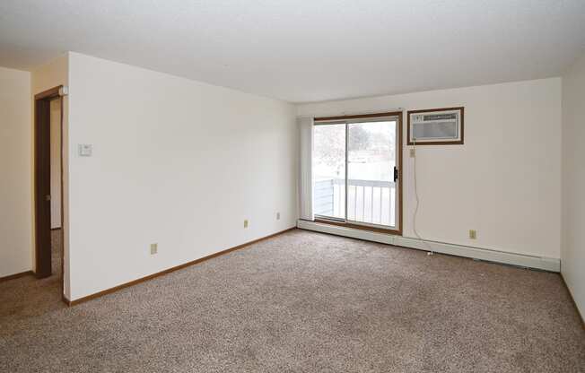 Unfurnished Living Room at Covington Place Apartments, St Cloud, MN