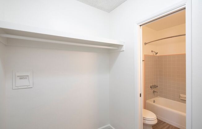 *OPEN HOUSE: 6/21 10AM-12PM* Studio in Mission Hills + Parking and Storage