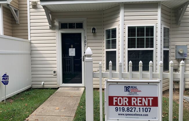 Wonderful Raleigh Townhome Convenient to I440 & I540, Huge Master Suite, Near Anderson Pointe Park!