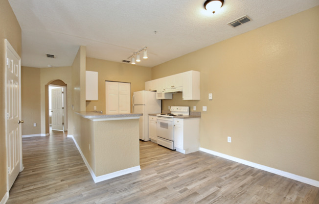 Perfect 2/2 Split Floorplan Condo with Washer/Dryer in Lovely Crescent Place at Lake Lotus Condominiums - Altamonte Springs!