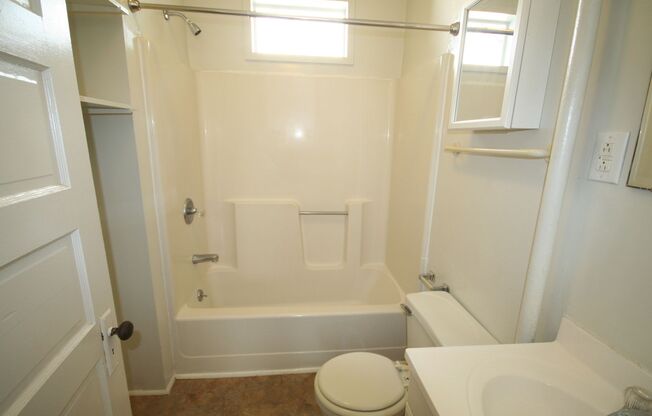 2 beds, 1 bath, $1,995