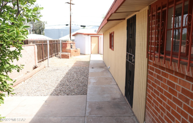 6139 E 2 ST