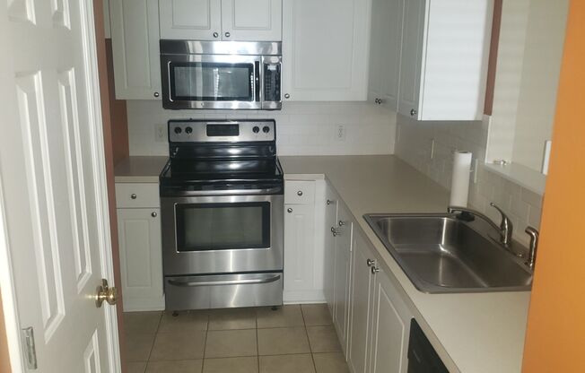 Charming 2Br 2.5Ba Townhome with Garage in Golf Course Community! Available Now!