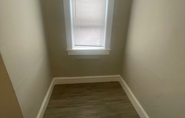 Studio, 1 bath, $1,095, Unit 12 Mattoon St Unit 5