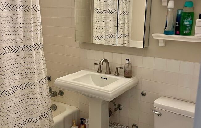 1 bed, 1 bath, $2,400, Unit # 318