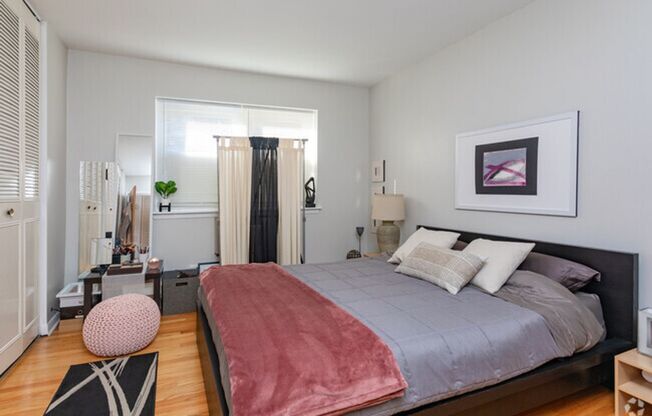 1 bed, 1 bath, $2,090, Unit 352