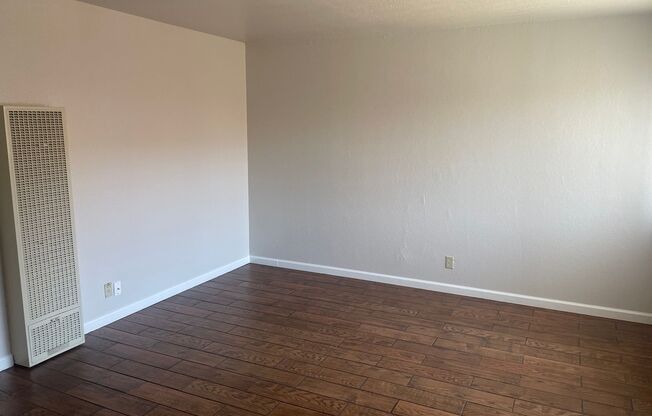 2 beds, 1 bath, $2,400, Unit 4