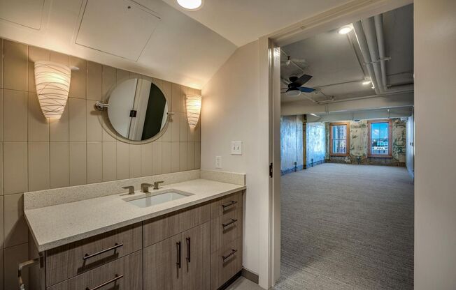 Studio, 1 bath, 640 sqft, $1,700, Unit STR 219 N ALAMO #403