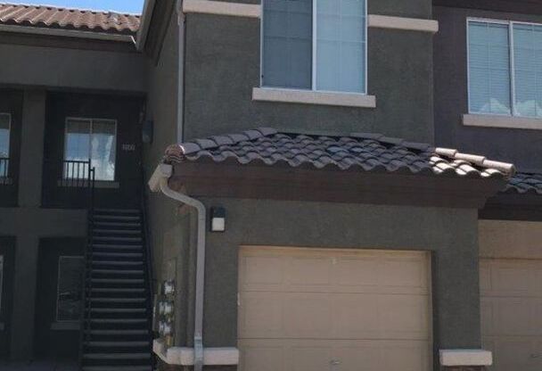 LIGHT, BRIGHT AND OPEN UPSTAIRS UNIT!