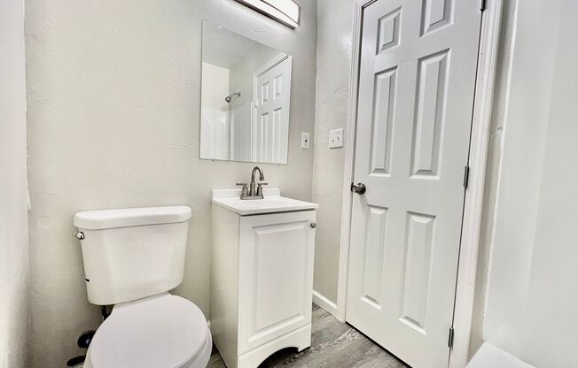 2 beds, 1 bath, 700 sqft, $725, Unit APT 4