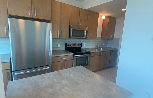 2 beds, 2 baths, 1,008 sqft, $1,715, Unit 905