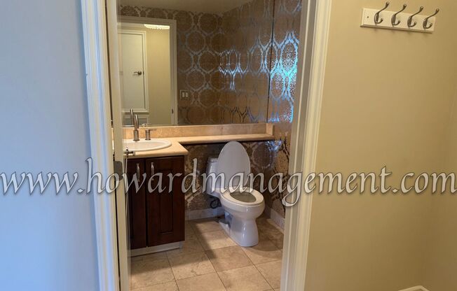Luxurious condo with top of the line appliances. Prime Brentwood location, central air, hardwood floors and more.