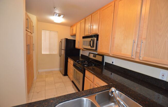 Meridian - Unfurnished 2 Bdrm / 2 Ba Condo - 1 1/2 Blocks off the Strip