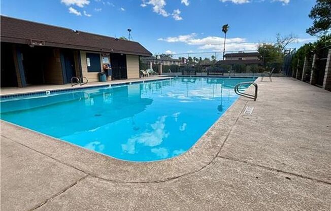 2-Bedroom Gated Townhome with Granite Kitchen & Covered Patio