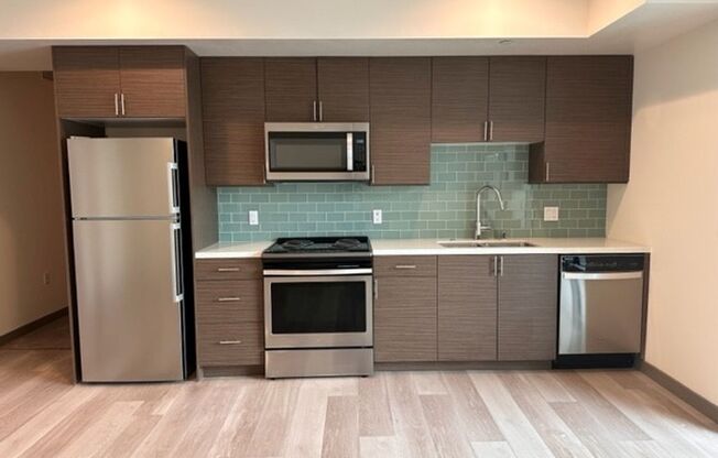 Studio, 1 bath, 554 sqft, $2,595, Unit 407