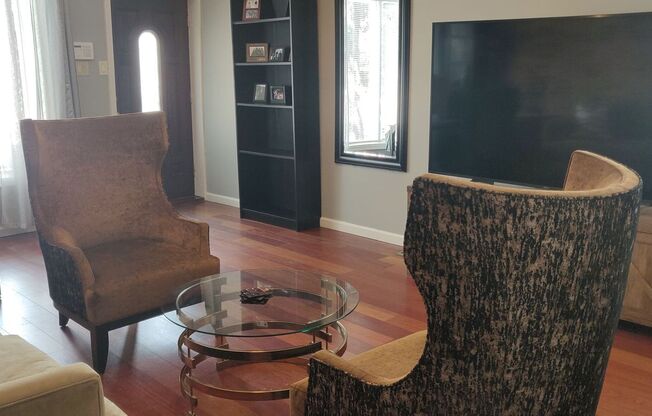 Chamring 2-Bedroom Locust Point Townhome w/ Deck