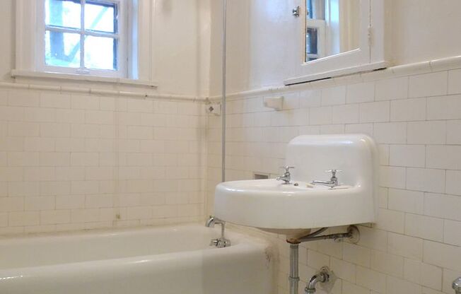 Studio, 1 bath, 480 sqft, $880, Unit 24 - 107