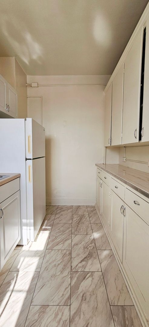 2 beds, 1 bath, 1,050 sqft, $1,850, Unit 806