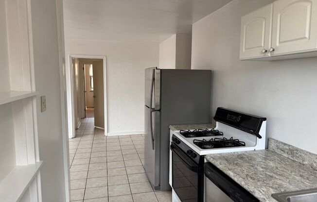3 beds, 1 bath, 800 sqft, $2,100, Unit 406D