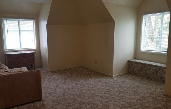 2 beds, 1 bath, 620 sqft, $895, Unit A