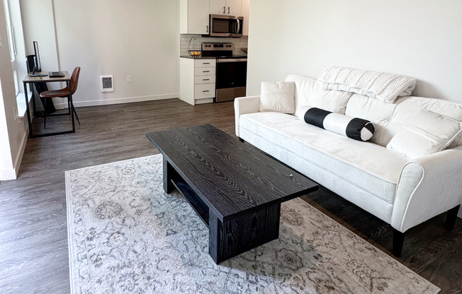 1 bed, 1 bath, 585 sqft, $1,715, Unit 516