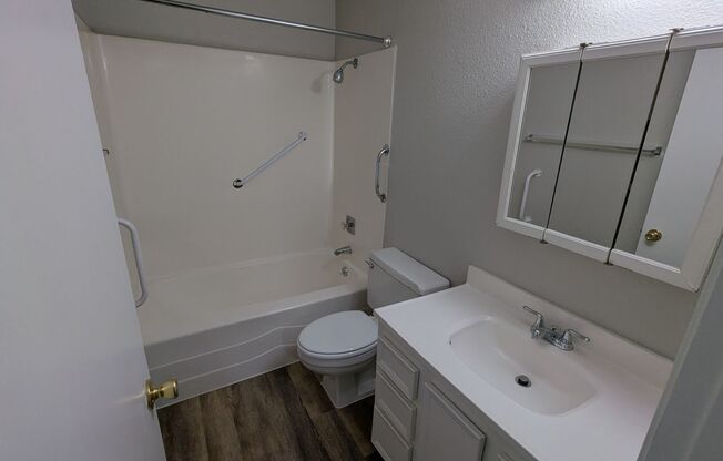 2 beds, 1 bath, 889 sqft, $1,295, Unit 07